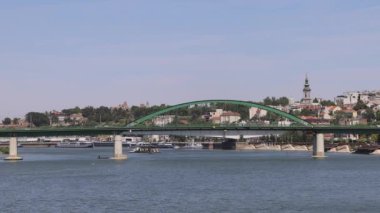 Belgrad, Sırbistan - 01 Ağustos 2024: Başkentteki Sava Nehri üzerindeki Yeşil Kemer Eski Köprüsü Güneşli Yaz Günü Seyahati.