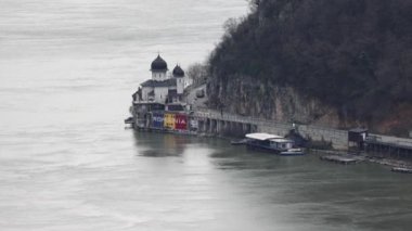Dubova, Romanya - 14 Mart 2024: Tuna Nehri Kanyonu Yakınındaki Mraconia Manastırı Havadan Görünümü.