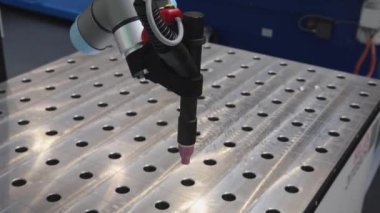 Robot Kaynak Ekipmanı Robot Kollu Metal Üretim Masası