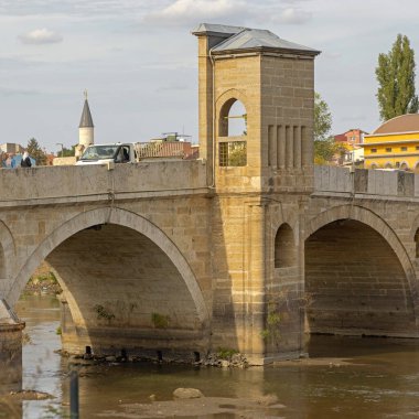 Edirne, Türkiye - 17 Ekim 2023: Osmanlı İmparatorluğu döneminden kalma Tundza Nehri üzerindeki Tunca Köprüsü 'nde Taş Merkezi Kol.