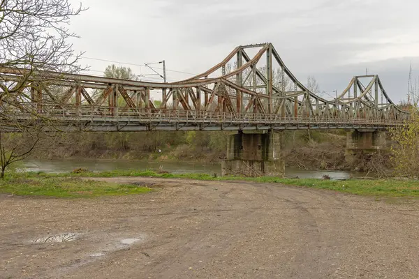 Pozarevac, Sırbistan - 14 Mart 2024: Eski Paslı Demir Köprü Büyük Morava Nehri üzerindeki Ljubichevo.