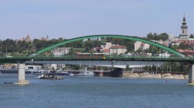 Belgrad 'daki Sava Nehri üzerindeki Yeşil Kemer Köprüsü Yaz Günü Seyahat Yakınlaştırması