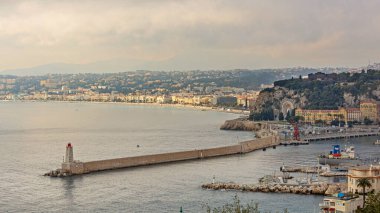 Nice, Fransa - 28 Ocak 2016: Jetti İskelesindeki Deniz feneri Güzel Kış Günü Seyahati.