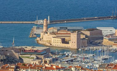 Marsilya, Fransa - 31 Ocak 2016: Güneşli Kış Günü 'nde Kale Kulesinin Hava Görünümü Tarihi Marina Limanı.