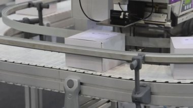 Taşıma bandı Üretiminde Otomatik Paketleme ve Etiket Etiketleme Makinesi