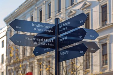 Oslo, Norveç - 29 Ekim 2016: YÖNETMEN Okları Başkent Merkezinde Turizm Bilgileri Tarihi Simgeler İşareti.