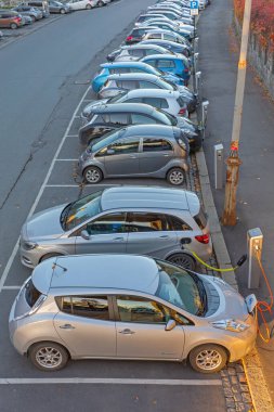 Oslo, Norveç - 29 Ekim 2016: Elektrikli Araçlar Şarj İstasyonu ile Otopark Sadece Eski Kentte.