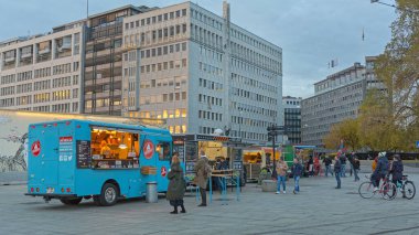 Oslo, Norveç - 30 Ekim 2016: Birçok Fast Food Trucks in Row at Square in Capital City Centre, Autumn Day.