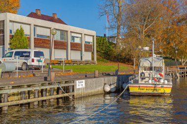 Fredrikstad, Norveç - 28 Ekim 2016: Liman İdaresi Gemisi ve Yolcu Feribotu Glomma River Rıhtımı Sunny Sonbahar Günü.