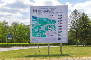Kragujevac, Sırbistan - 26 Mayıs 2022: Sumarice Memorial Park Haritasındaki Savaş Eserleri Tarihi ve Müzesi.
