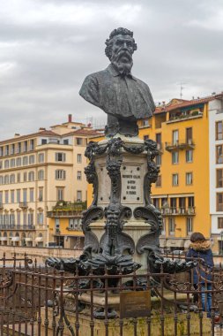 Florence, İtalya - 2 Şubat 2018: Benvenuto Cellini Bronz Büstü İtalyan Goldsmith ve Ponte Vecchio Köprüsü Heykeltıraş Tarihi Tarihi Tarihi.