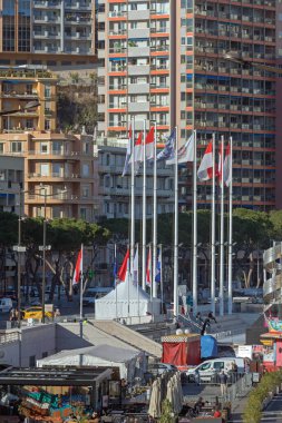 Monako - 29 Ocak 2018: Sunny Winter Day 'de Devlet ve Fia Uluslararası Otomobil Sporları Federasyonu bayrakları.