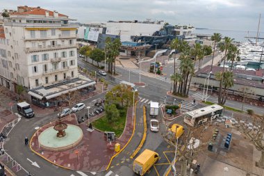 Cannes, Fransa - 29 Ocak 2018: General de Gaulle Meydanı Havacılık Manzarası ve Kumarhane Festivali Salonu Croisette Bulvarı Kış Günü.