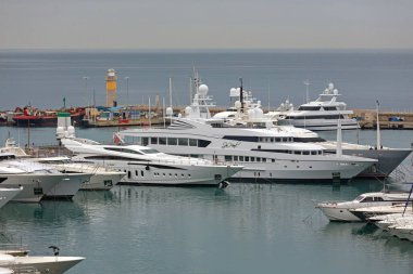 Cannes, Fransa - 29 Ocak 2018: Süper Yatlar Lüks Tekneler Limanı Kış Günü.