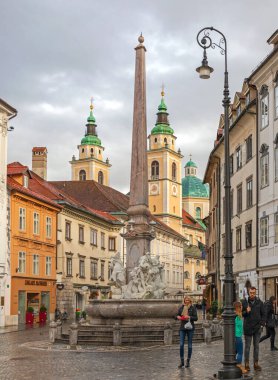 Ljubljana, Slovenya - 4 Kasım 2019: Robba Çeşmesi Başkent Merkezindeki Mestni Meydanı Sonbahar Günü.