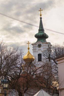 Novi Sad, Sırbistan - 31 Ocak 2020: Şehir Merkezinde Sırp Ortodoks St Nicholas Kalıntıları Tercümesi Kilisesi.