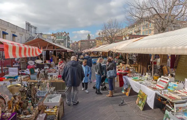 Nice, Fransa - 29 Ocak 2018: Brocante Antika Pazarı 'nda Yürüyen İnsanlar Eski Kasaba Kış Günü Satışı.