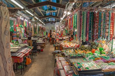 Hong Kong, Çin - 26 Nisan 2017: Ya Ma Tei Hawker Yeşim Pazarı İç İşleri Mücevher Dükkanı.