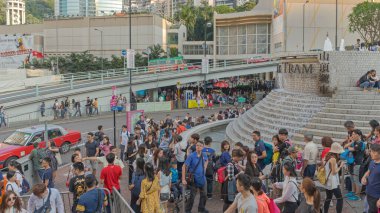 Hong Kong, Çin - 30 Nisan 2017: Hong Kong Adası 'ndaki Tepe Tramvay İstasyonu' nun önünde Turist Çekimi Bekleyen Uzun Kuyruklar.