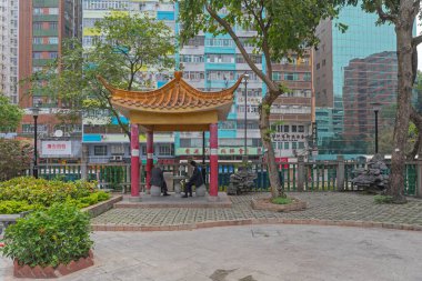 Hong Kong, Çin - 26 Nisan 2017: Nathan Road Ya Ma Tei Kowloon Bahar Günü 'nde Sakin Uzay Meydanı Sokak Dinlenme Bahçesi.
