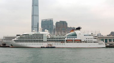 Hong Kong, Çin - 23 Nisan 2017: Lüks kruvazör gemisi Seabourn Sojourn Cruise Line Kowloon Rıhtımı Victoria Limanı Bahar Yolculuğu.
