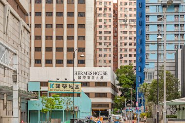 Hong Kong, Çin - 27 Nisan 2017: Hermes House İş Merkezi Binası ve Kin Wing Vakfı Orta Yol Tsim Sha Tsui Kowloon Bahar Günü.