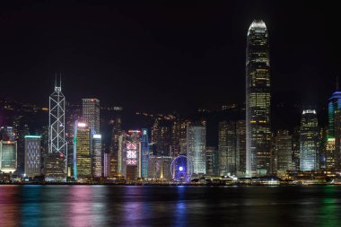 Hong Kong, Çin - 28 Nisan 2017: Gökdelen ve Binaların Şehir Işıkları Gece Victoria Limanı üzerinde.