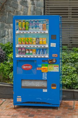 Hong Kong, Çin - 27 Nisan 2017: Meyve Suyu Soğuk Su Çikolatalı Süt İçecekleri Şehir Parkındaki Blue Vending Machine 'de Satılık.