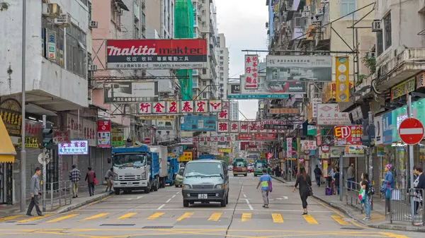 Kowloon, Hong Kong - 23 Nisan 2017: Makita Metabo Bosch Alet Dükkanları Reklam Sokağı Mong Kok Reklamları.