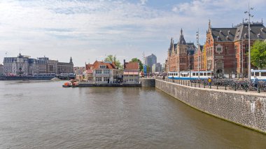 Amsterdam, Hollanda - 16 Mayıs 2018: Aşıklar Kanal Seyahatleri Tur Ajansı Loetje Loetje Tren İstasyonu Binası.