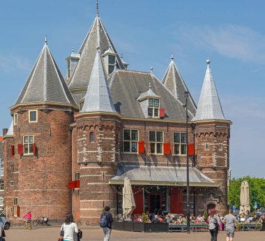 Amsterdam, Hollanda - 16 Mayıs 2018: De Waag 'daki Restoran Kafe, Nieuwmarkt Sunny Spring Day, Grand 1488 Şehir Kapısı Binası.