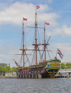 Amsterdam, Hollanda - 17 Mayıs 2018: Kattenburgerplein Bahar Günü Deniz Müzesi önünde 1749 Kopya Tarihi Denizcilik Sergisi 'nden VOC Gemisi Amsterdam.