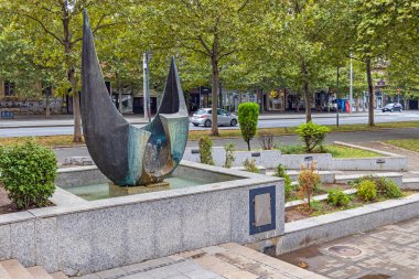 Belgrad, Sırbistan - 29 Ağustos 2021: Vuk Karadziç Kültür Merkezi önünde Bronz Heykel Liri Çeşmesi, Heykeltıraş Momcilo Krkoviç tarafından 1962 yılında başkentte yapıldı..