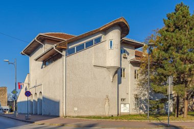 Smederevo, Sırbistan - 31 Ekim 2021: Omladinska Caddesi 'nde Yerel Tarih Mirası Müzesi Binası Güneşli Sonbahar Günü.