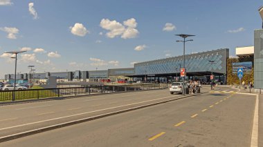 Belgrad, Sırbistan - 28 Mayıs 2024: Nikola Tesla Havalimanı İnşaat ve Kalkış Terminali Sörfü.