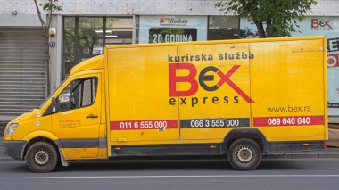 Belgrad, Sırbistan - 15 Mayıs 2024: Başkentteki Şirket Binası Bex Express Kurye Hizmetinde Sarı Teslimat Minibüsü.