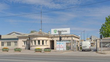 Sabac, Sırbistan - 04 Nisan 2024: Sunny Spring Day 'de İksir Zorka Grubu Gübre Tedarikçisi Kimya Fabrikası Binasına Giriş.