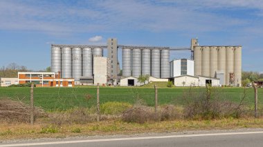 Sabac, Sırbistan - 04 Nisan 2024: Büyük Tahıl Ambarı Tarım Deposu Değirmen Sanayi Binaları DPS Klas Grubu MSC Şirketi Debrc.