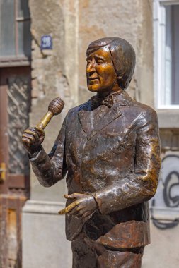 Belgrad, Sırbistan - 15 Mayıs 2024: Skadarlija Bohemian Caddesi 'nde bulunan Heykeltıraş Katarina Tripkoviç' in ünlü Yugoslavya Halk Müzisyeni ve Şair Tutucu Mikrofon Anıtı.