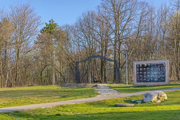 Belgrad, Sırbistan - 27 Mart 2022: Capital City 'deki Hyde Park Şehir Parkına Giriş Kapısı Sahne Yolları, Playground Fountain Resreational and Fitness Areas Spring Afternoon.