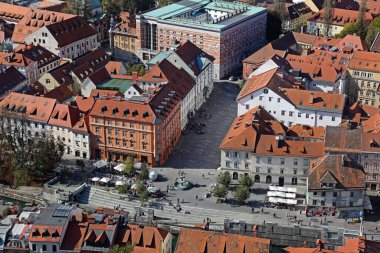 Ljubljana, Slovenya - 12 Ekim 2014: Capital City Havacılık Görünümü 'nde Novi Trg şehir merkezindeki Su Çeşmesi.