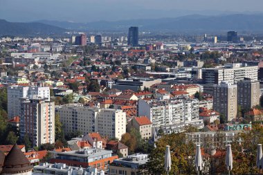 Ljubljana, Slovenya - 12 Ekim 2014: Capital City 'de Sunny Autumn Day' de Şehir Merkezi Binalarının Havadan Görünümü Mimarisi.