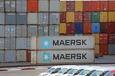 Koper, Slovenya - 14 Ekim 2014: Entegre Konteyner Lojistik ve Tedarik Hizmetleri Maersk Nakliyat Yeni Arabalar ve Kargo Terminal Avrupa 'da.