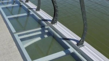 Yayalar için Sava Nehri üzerindeki Şeffaf Cam Köprü