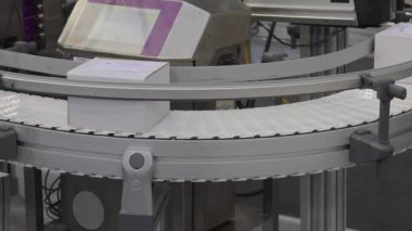 Plastik Taşıyıcı Kayış Eğrisi Fabrikasında Beyaz Kutular