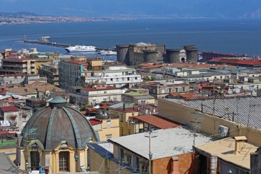 Napoli, İtalya - 23 Haziran 2014: New Castle 'ın Havadan Görünümü ve Şehir Merkezi Çatısı Binaları Güneşli Yaz Günü Seyahati.