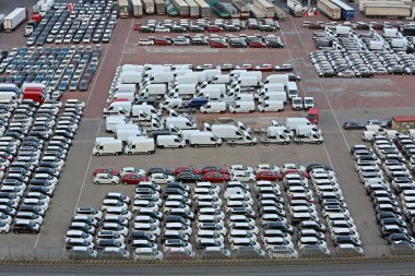 Salerno, İtalya - 27 Haziran 2014: Yeni Araba ve Minibüsler Kargo İhracat Limanı Görünümünde Koruyucu folyoya sarılı.