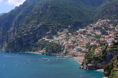 Positano, İtalya - 27 Haziran 2014: Amalfi Sahil Akdeniz Tatil Gezisi Kasabasının Hava Görüntüsü.