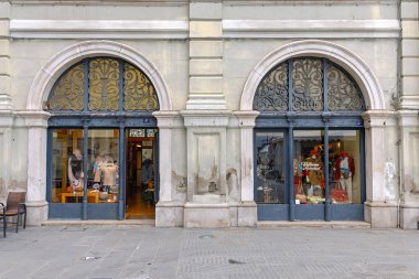 Trieste, İtalya - 08 Ekim 2024: Barcolana Tekne Yarışı Ticaret Mağazası Şehir Merkezindeki Ana Meydan 'da.