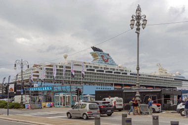 Trieste, İtalya - 08 Ekim 2024: Fotoğraf Booth Foto Mauro Barcolana Denizcilik Yarışı sırasında Tui kruvazörüyle limana demirlemiş..